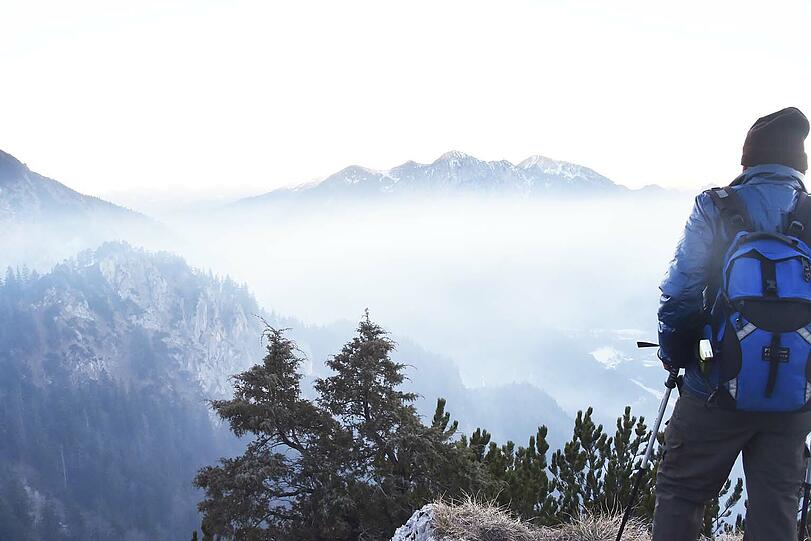 Wanderer schauen auf den Brand.