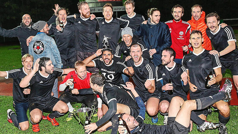 Titelverteidiger: Der Black Rebel Motor Soccer Club ist sowas wie der FC Bayern der AZ-Freizeitkicker &ndash; die Freude ist trotzdem groß.