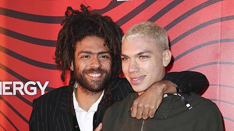 Hat aktuell rosa Haar: Elias Becker (rechts, mit Bruder Noah)