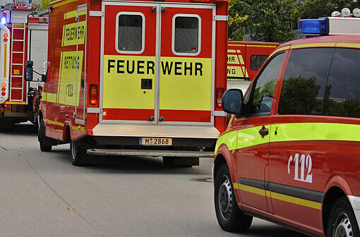 "Eine aufmerksame Nachbarin meldete heute Nachmittag über den Feuerwehrnotruf einen Zimmerbrand im Stadtteil Untergiesing", heißt es im Bericht der Branddirektion.
