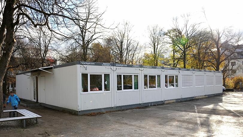 In der Kritik: Der weiße Container auf dem Schulhof an der Zielstattstraße. In der Kritik: Der weiße Container auf dem Schulhof an der Zielstattstraße.
