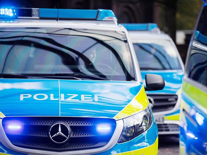 Streifenwagen der Polizei im Einsatz. Foto: Rolf Vennenbernd/dpa/Archivbild