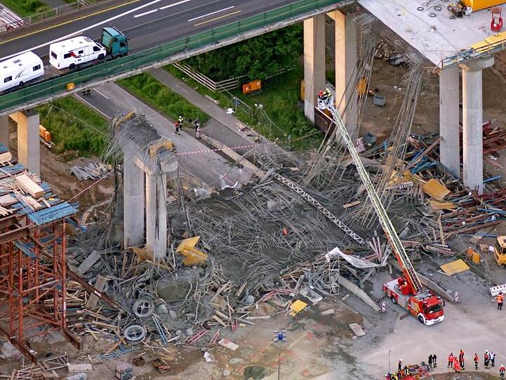 Luftaufnahme der Unfallstelle am Ersatzneubau der Talbrücke Schraudenbach der A7 bei Werneck. Foto: Hajo Dietz/dpa/Archivbild