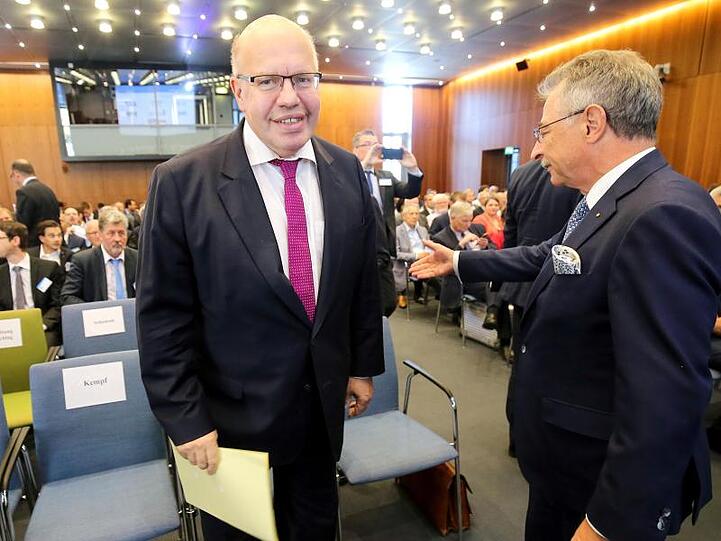 Wirtschaftsminister Peter Altmaier (l) und BDI-Präsident Dieter Kempf bei einem Kongress in Berlin.
