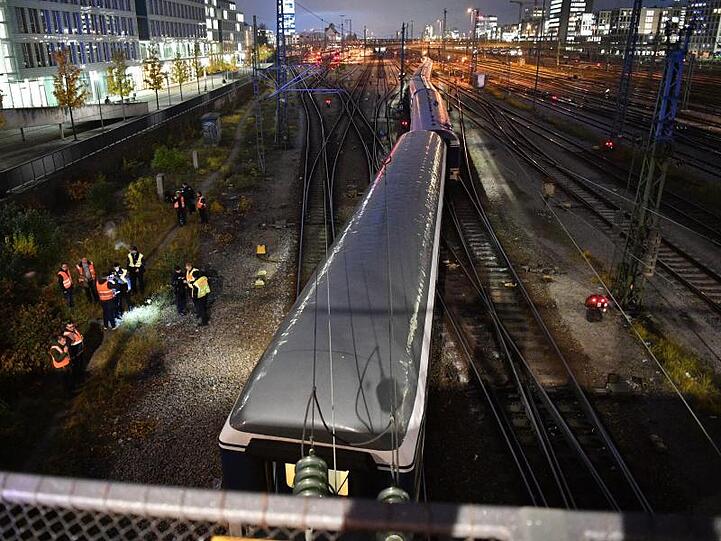 Ein entgleister Zug steht am Bahnhof Hackerbrücke auf den Gleisen. Foto: Lino Mirgeler/dpa
