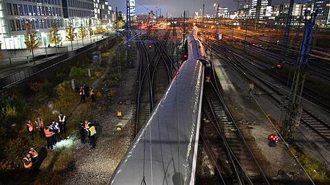 Ein entgleister Zug steht am Bahnhof Hackerbrücke auf den Gleisen. Foto: Lino Mirgeler/dpa