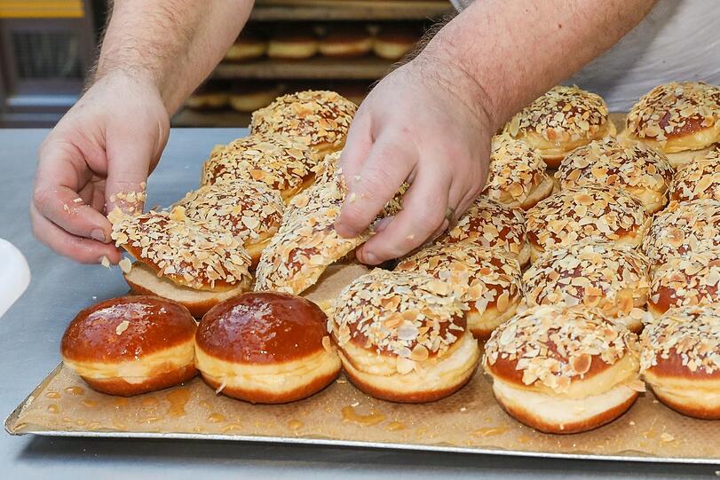 Karamellisierte Mandeln für den Bienenstich-Krapfen.