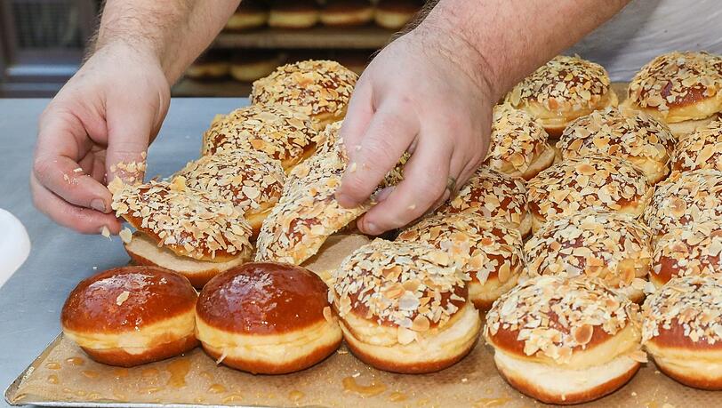 Karamellisierte Mandeln für den Bienenstich-Krapfen. Karamellisierte Mandeln für den Bienenstich-Krapfen.
