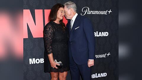 Pierce Brosnan und seine Ehefrau Keely zeigen sich bei der "MobLand"-Premiere in New York City verliebt wie am ersten Tag.