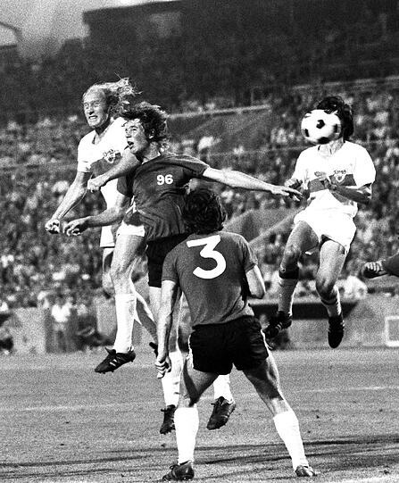Dieter Brenninger (links; im Trikot des VfB Stuttgart) traf für den FC Bayern in 190 Spielen insgesamt 59 Mal.