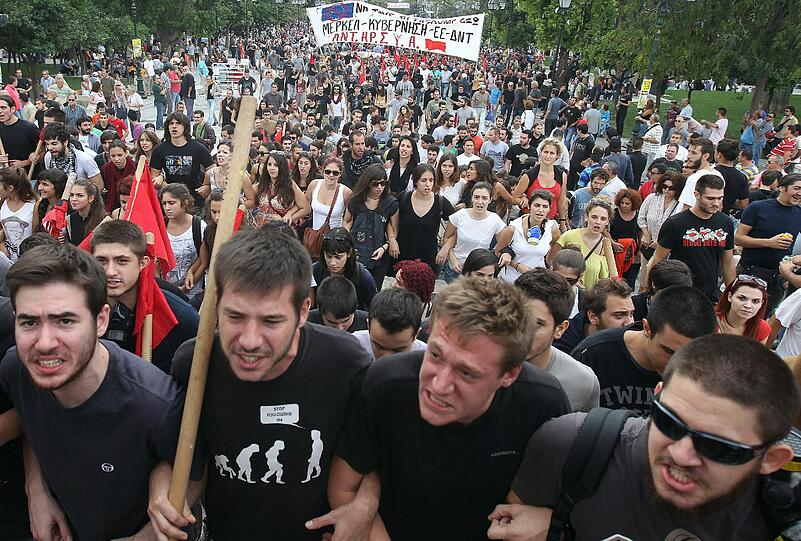 Etwa 50.000 Demonstranten vor dem Athener Parlament haben am Dienstag beim Besuch von Angela Merkel massiv protestiert - die Bilder.