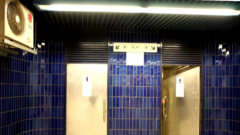 Dreckig, kaputt, ein Lokus zum Schämen: die Toilettenanlage im Marienplatz-Untergeschoss. Dreckig, kaputt, ein Lokus zum Schämen: die Toilettenanlage im Marienplatz-Untergeschoss.