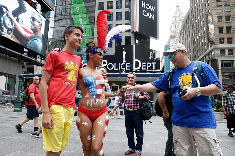 Bemalte Busen am Times Square. Die "Desnudas" sind New Yorks Bürgermeister ein Dorn im Auge.