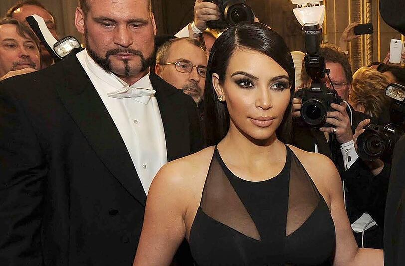 Versteinerte Miene: Kim Kardashian hatte sichtlich wenig Spaß auf dem Wiener Opernball 2014 und rauschte noch vor Mitternacht ab.