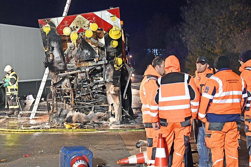 Nachdem der Lkw in den Sicherungsanhänger gekracht war, brannte dieser aus. Die Bilder.