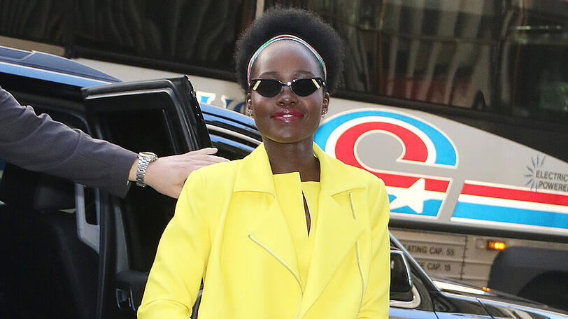 Schauspielerin Lupita Nyong'o in Knallgelb und Pink