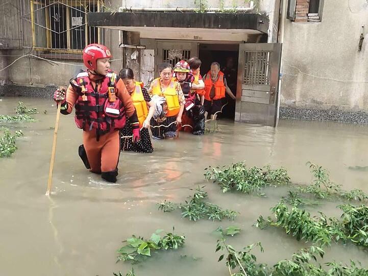 Starker Regen sorgt in mehreren Provinz Chinas für Chaos.