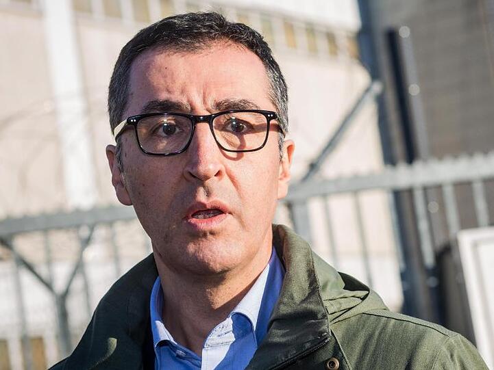 Der frühere Grünen-Parteichef Cem Özdemir ist erneut Ziel eines Angriffs geworden.
