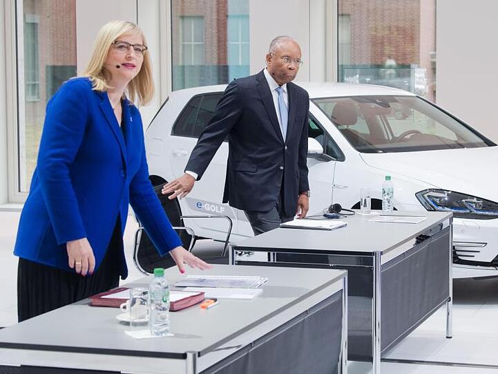 Der von der US-Regierung eingesetzte externe Prüfer Larry Thompson (rechts) zieht ein Zwischenfazit seiner Untersuchungen bei Volkswagen.