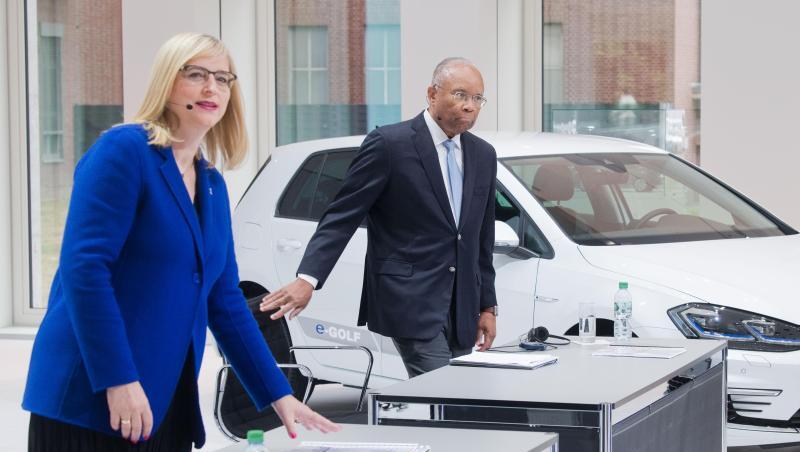 Der von der US-Regierung eingesetzte externe Prüfer Larry Thompson (rechts) zieht ein Zwischenfazit seiner Untersuchungen bei Volkswagen. Der von der US-Regierung eingesetzte externe Prüfer Larry Thompson (rechts) zieht ein Zwischenfazit seiner Untersuchungen bei Volkswagen.
