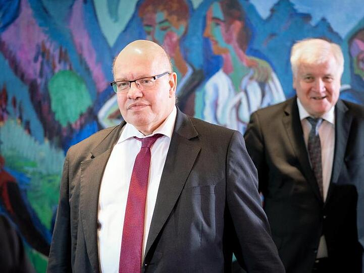 Sieht für die Wirtschaft in Deutschland wieder eine etwas rosigere Entwicklung: Bundeswirtschaftsminister Peter Altmaier, CDU - hier mit Bundesinnenminister Horst Seehofer (re, CSU).