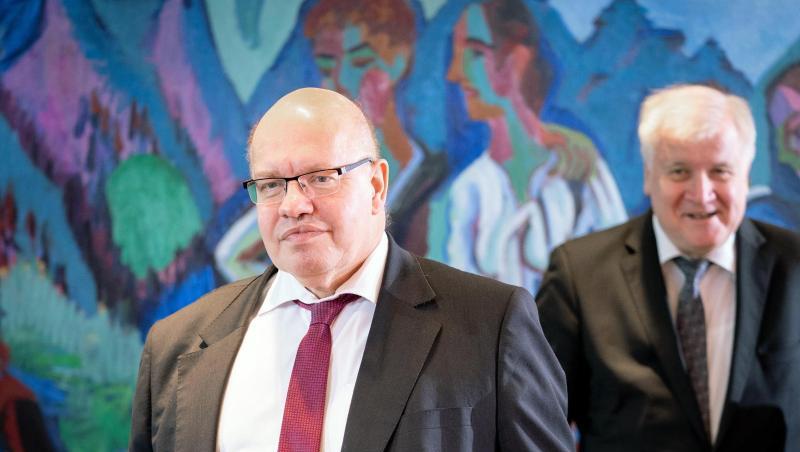 Sieht für die Wirtschaft in Deutschland wieder eine etwas rosigere Entwicklung: Bundeswirtschaftsminister Peter Altmaier, CDU - hier mit Bundesinnenminister Horst Seehofer (re, CSU). Sieht für die Wirtschaft in Deutschland wieder eine etwas rosigere Entwicklung: Bundeswirtschaftsminister Peter Altmaier, CDU - hier mit Bundesinnenminister Horst Seehofer (re, CSU).
