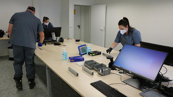 Während der Schnelltest ausgewertet wird, werden die Daten eingegeben. Das Ergebnis des Tests wird sofort per E-Mail weitergeleitet. Kaum 15 Minuten später war das Ergebnis bereits abrufbar: negativ.