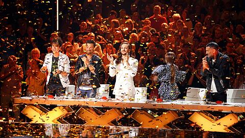 Die "Supertalent"-Jury rund um Michael Michalsky (r.) der hier für Elena Turcan, eine 10-jährige Sängerin, den "Goldenen Buzzer" gedrückt hat.