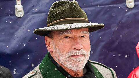 Für die Hahnenkamm-Abfahrt in Kitzbühel hat sich Hollywood-Star Arnold Schwarzenegger richtig rausgeputzt.