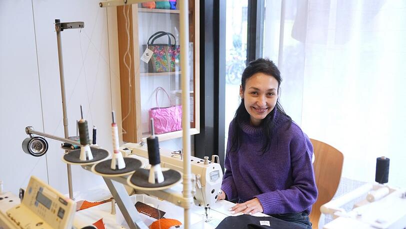 Sabina Sypchenko ist aus der Ukraine nach München geflüchtet. Im Atelier hat sie Arbeit und auch Freundinnen gefunden.