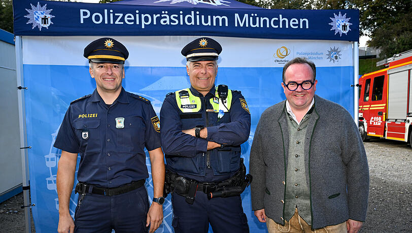 Christian Schäfer (v.l.), Chef der Wiesnwache, Ralf Wagner und Wiesnchef Clemens Baumgärtner. Letzterer ist am Montag extra auf die Wiesnwache gekommen, um Wagner nach 18 Jahren seinen Dank auszusprechen. Christian Schäfer (v.l.), Chef der Wiesnwache, Ralf Wagner und Wiesnchef Clemens Baumgärtner. Letzterer ist am Montag extra auf die Wiesnwache gekommen, um Wagner nach 18 Jahren seinen Dank auszusprechen.