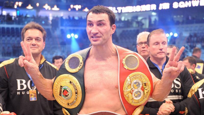 Der Ukrainer Wladimir Klitschko trägt stolz seine drei Weltmeistergürtel. Der Ukrainer Wladimir Klitschko trägt stolz seine drei Weltmeistergürtel.