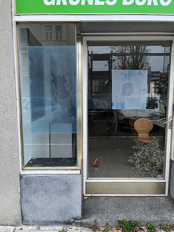 Scherben überall: vermutlich am späten Donnerstagabend haben unbekannte die Scheiben des Grünen-Büros in Schwabing-West eingeworfen. Die Feuerwehr sicherte die Fenster provisorisch. Scherben überall: vermutlich am späten Donnerstagabend haben unbekannte die Scheiben des Grünen-Büros in Schwabing-West eingeworfen. Die Feuerwehr sicherte die Fenster provisorisch.
