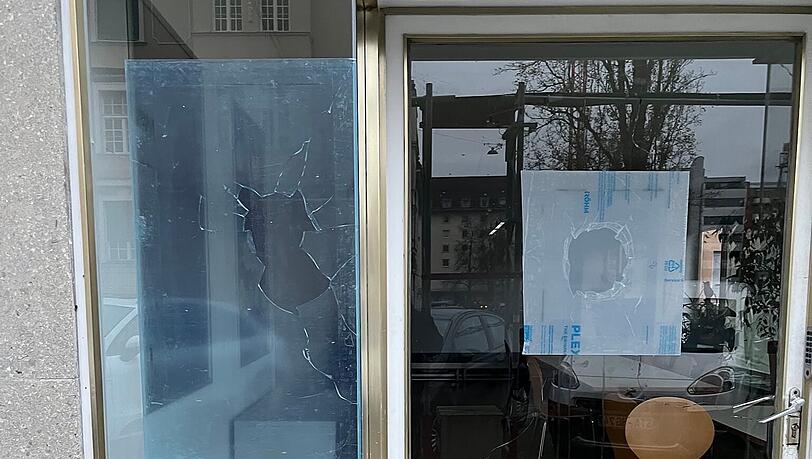 Scherben überall: vermutlich am späten Donnerstagabend haben unbekannte die Scheiben des Grünen-Büros in Schwabing-West eingeworfen. Die Feuerwehr sicherte die Fenster provisorisch. Scherben überall: vermutlich am späten Donnerstagabend haben unbekannte die Scheiben des Grünen-Büros in Schwabing-West eingeworfen. Die Feuerwehr sicherte die Fenster provisorisch.