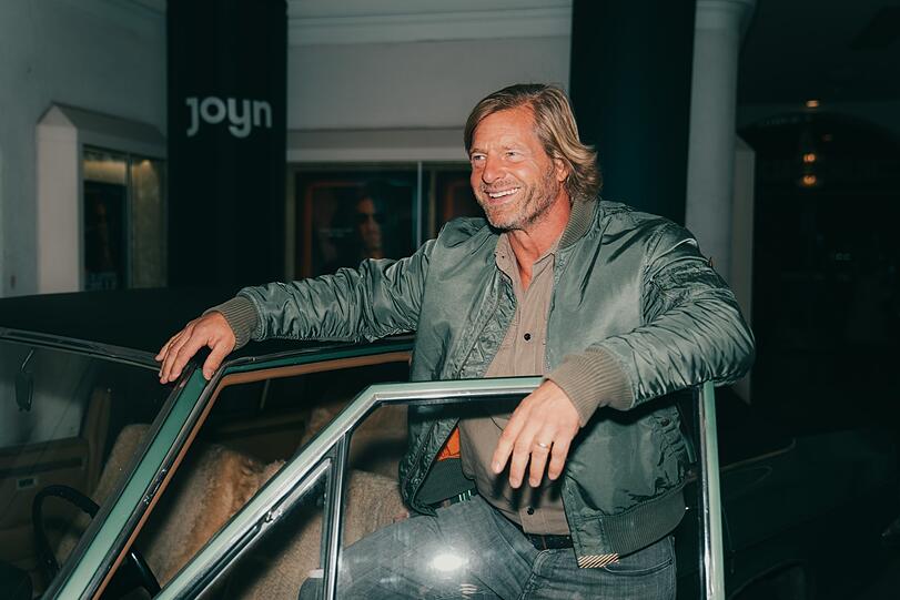 Henning Baum alias Mick Brisgau greift wieder an - im Münchner Gloria Palast posiert der 53-Jährige am Montag mit seinem grünen Kult-Opel. Henning Baum alias Mick Brisgau greift wieder an - im Münchner Gloria Palast posiert der 53-Jährige am Montag mit seinem grünen Kult-Opel.