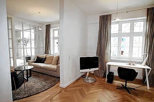Nobles Interieur in der Musterwohnung: Teure Designerstücke kommen in den lichten Räumen besonders gut zur Geltung.