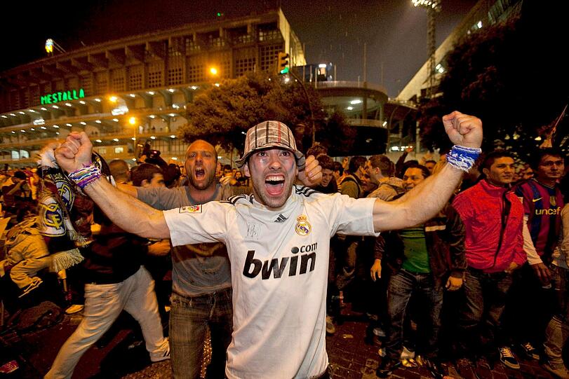 Wenige Stunden nach dem 1:0-Finalsieg von Real
Madrid über den FC Barcelona ist der spanische Fußball-Pokal bei den
Jubelfeiern in Madrid zerbrochen. Durch eine Unachtsamkeit von
Sergio Ramos fiel die Trophäe am frühen Donnerstagmorgen bei der
Fahrt durch die Straßen der Hauptstadt vom Dach des
Mannschaftbusses. Die Bilder vom Spektakel.