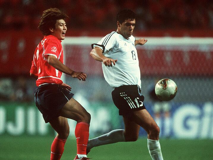 50. Länderspiel: Auf der Asienreise kurz vor Weihnachten 2004 bestreitet
Ballack sein 50. Länderspiel. Er trifft &ndash; aber Deutschland kassiert
in Seoul gegen Südkorea mit 1:3 die erste Niederlage unter Klinsmann.