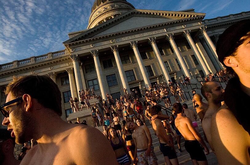 Mehrere tausende Menschen haben sich in Salt Lake City bis auf die Unterwäsche ausgezogen und mit einem Lauf
durch die Stadt gegen die konservativen Gesetze des US-Staates protestiert.