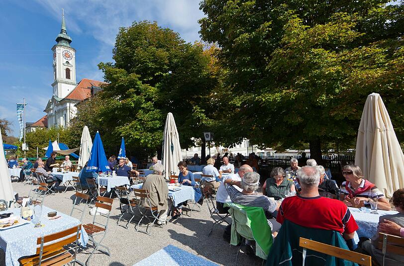 Viel Platz, viel Licht, viel Grün &ndash; viel Kultur: Das Klosterbräustüberl Schäftlarn.