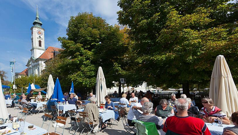 Viel Platz, viel Licht, viel Grün – viel Kultur: Das Klosterbräustüberl Schäftlarn. Viel Platz, viel Licht, viel Grün – viel Kultur: Das Klosterbräustüberl Schäftlarn.