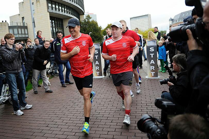 Im Fortuna-Trikot: Lanz joggt von Düsseldorf nach Köln