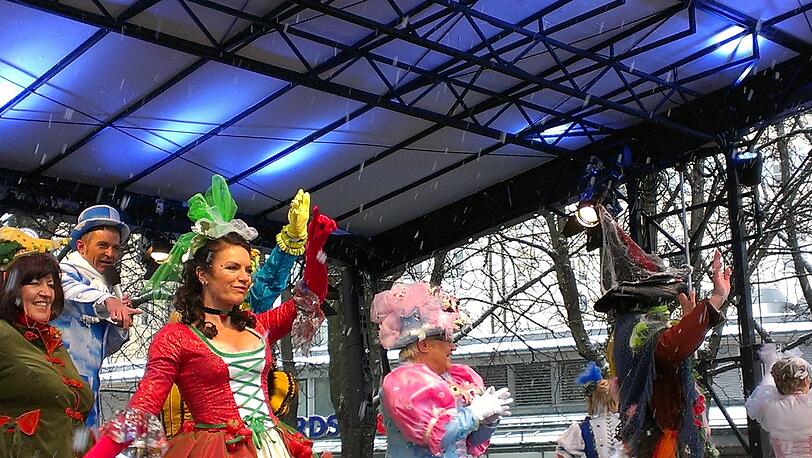 Frau Neubauer als tanzendes Marktweib am Viktualienmarkt.