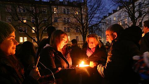 So trauert München um die Opfer des Pariser Terror-Anschlags am Pariser Platz. Die Bilder aus Haidhausen.