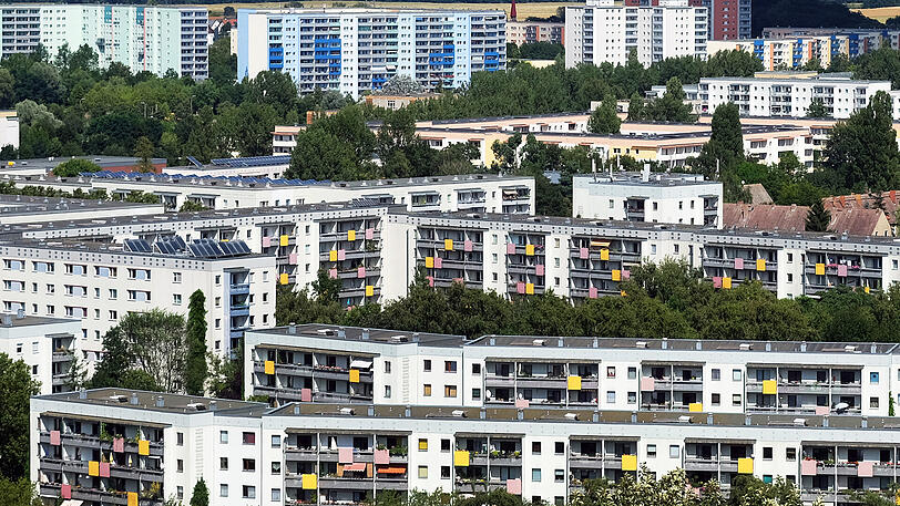 Neugebaute Wohnhäuser in Berlin: Laut einer aktuellen Studie müssen rund vier von zehn Haushalten in Deutschlands Großstädten mehr als 30 Prozent ihres Nettoeinkommens allein für ihre Miete ausgeben.