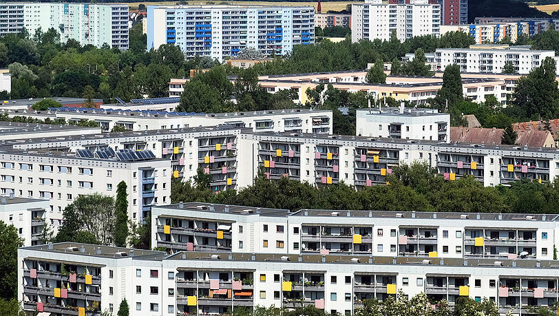 Neugebaute Wohnhäuser in Berlin: Laut einer aktuellen Studie müssen rund vier von zehn Haushalten in Deutschlands Großstädten mehr als 30 Prozent ihres Nettoeinkommens allein für ihre Miete ausgeben. Neugebaute Wohnhäuser in Berlin: Laut einer aktuellen Studie müssen rund vier von zehn Haushalten in Deutschlands Großstädten mehr als 30 Prozent ihres Nettoeinkommens allein für ihre Miete ausgeben.