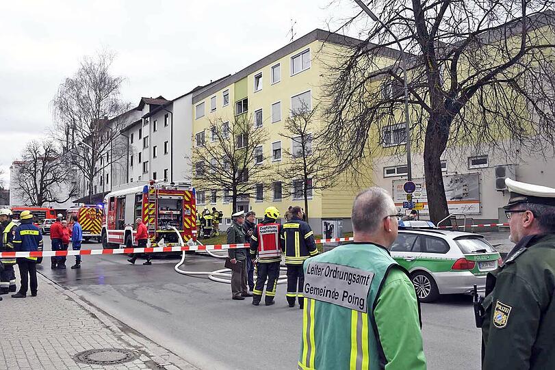 Bei einer Explosion wurde eine Poinger Wohnung zerstört. Die Bilder vom Großeinsatz der Rettungskräfte.