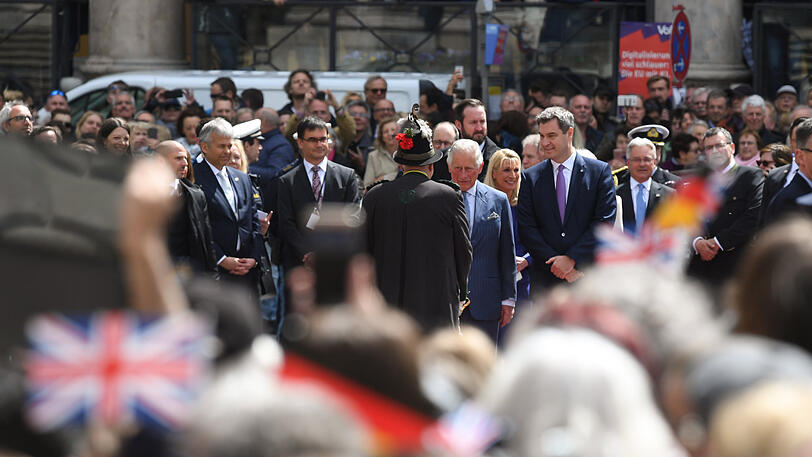 Prinz Charles und Camilla sind in München angekommen. Klicken Sie sich durch die Bilder des Empfangs am Max-Joseph-Platz.