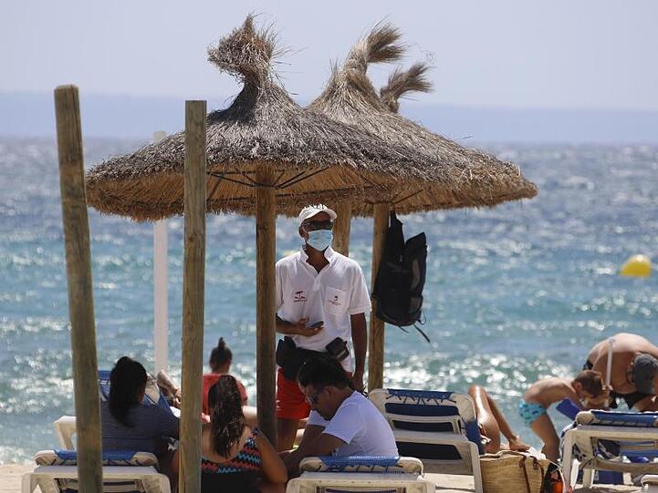 Mallorca hat die Einführung einer strengen Maskenpflicht beschlossen. Alle Menschen müssen in der Öffentlichkeit einen Mund- und Nasenschutz tragen - auch dann, wenn der Sicherheitsabstand gewahrt werden kann.