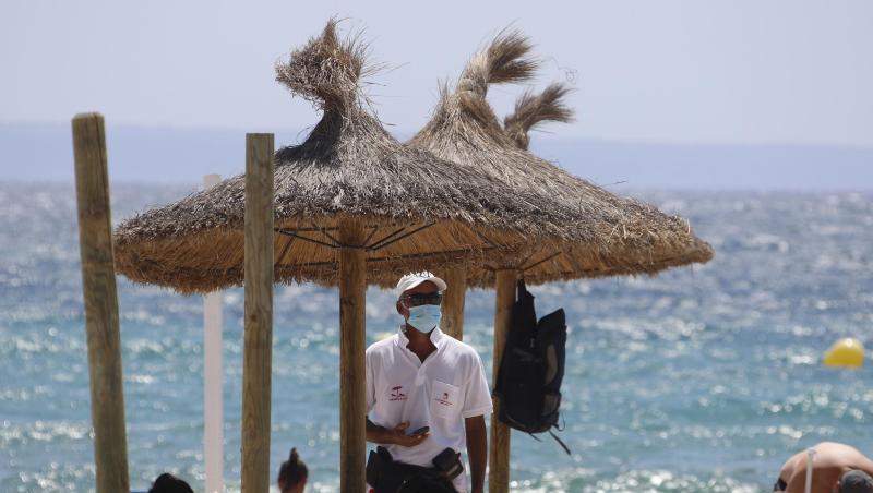 Mallorca hat die Einführung einer strengen Maskenpflicht beschlossen. Alle Menschen müssen in der Öffentlichkeit einen Mund- und Nasenschutz tragen - auch dann, wenn der Sicherheitsabstand gewahrt werden kann. Mallorca hat die Einführung einer strengen Maskenpflicht beschlossen. Alle Menschen müssen in der Öffentlichkeit einen Mund- und Nasenschutz tragen - auch dann, wenn der Sicherheitsabstand gewahrt werden kann.